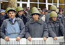 Киргизская милиция. Фото с сайта ВВС