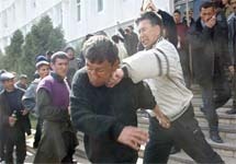 Киргизы дерутся. Фото АР