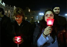 Верующие на площади Св. Петра в Риме зажгли свечи в память Иоанна Павла II. Фото АР