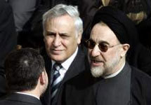 Моше Кацав и Мохаммед Хатами. Фото АР