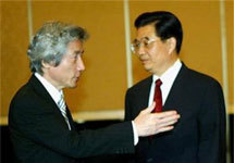 Дзюнъитиро Коидзуми и Ху Цзиньтао на переговорах в Джакарте. Фото АР