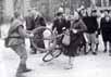 Советский солдат отнимает велосипед у жительницы Берлина. Фото с сайта dictionnaire.narod.ru