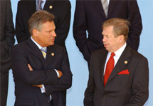 Александр Квасьневский (слева) и Вацлав Гавел. Фото с сайта НАТО www.nato.int