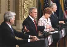 Валдас Адамкус, Джордж Буш, Вайра Вике-Фрейберга и Арнольд Рюйтель. Фото АР