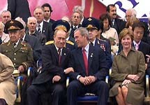 Владимир Путин и Джордж Буш с супругами на параде. Кадр Первого канала