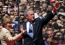 Джордж Буш на площади Свободы в Тбилиси. Фото АР