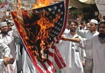 Пакистанские мусульмане сжигают американский флаг в знак протеста против осквернения Корана на Гуантанамо. Фоо АР