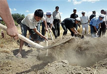Жители Андижана хоронят погибших. Фото с сайта http://news.yahoo.com