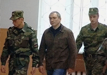 Михаил Ходорковский и конвоиры. Фото АР