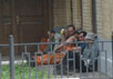 Рабочие перед зданием Мещанского суда. Фото пресс-центра Ходорковского