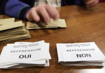 Бюллетени ''да'' и ''нет'' на французском референдуме по европейской конституции. Фото АР