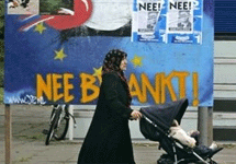 Референдум в Голландии. Надпись на плакате: ''Европейская конституция - спасибо, нет!'' Фото АР