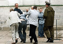 Задержание участников акции АКМ в Кремле.