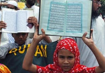 Акция протеста против осквернения Корана в Бангладеш. Фото АР