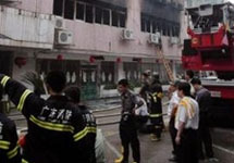 Пожарные перед сгоревшей гостиницей в Шаньтоу. Фото АР