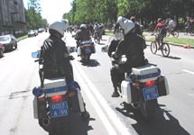 Критическая масса в сопровождении правительсвенного кортежа мотоциклистов. 12 июня 2004 года. Фото Граней.Ру