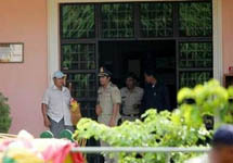 Полиция выходит из здания камбоджийской школы после освобождения заложников-детей. Фото с сайта YahooNews