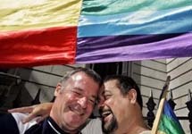 Испанские гомосексуалисты празднуют принятие закона об однополых браках. Фото АР