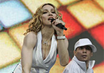 Мадонна и эфиопская девушка, спасенная благодаря благотворительному концерту. Фото Canadian Press