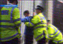Лондонская полиция обыскивает пассажиров метро