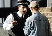 Полицейский у станции Шепардс-буш в Лондоне. Фото с сайта YahooNews