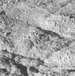 Гигантские валуны смотрятся на этом крупноплановом снимке Энцелада как белые пятнышки. Фото NASA/JPL/Space Science Institute