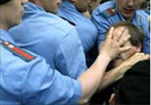 Милиция арестовывает участников митинга. Фото с белорусского правозащитного сайта.