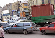 Грузовой транспорт в пробках на улицах Москвы. Фото Граней.Ру