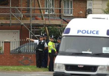 Полицейская операция в Бирмингеме, где был арестован один из подозреваемых в теракте. Фото АР