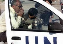 Палестинцы у машины ООН. Фото с сайта YahooNews