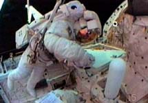 Член экипажа Discovery Стив Робинсон в открытом космосе. Фото АР
