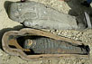 Открытый саркофаг и мумия на раскопках к югу от Каира. Фото с сайта  physorg.com