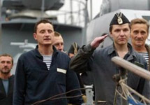 Капитан Вячеслав Милашевский и экипаж спасенной субмарины рапортует о возвращении. Фото АР