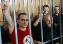 Владимир Линд (в красном) в зале суда. Фото Граней.Ру
