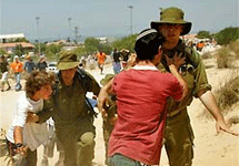 Еврейские поселенцы не пускают солдат на территорию поселений. Фото АР