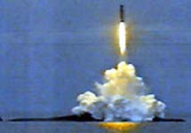 Старт ракеты с борта атомного подводного ракетоносца. Фото с сайта www.nns.ru