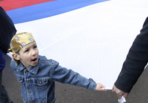 Дети и флаг России. Фото Дм. Борко/Грани.Ру