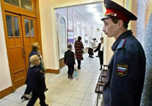 Милиционер, дежурящий в московской школе 1 сентября. Фото АР