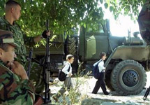 Грозный: чеченские дети 1 сентября идут в школу. Фото АР