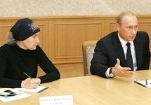Владимир Путин беседует с бесланскими матерями. Фото ИТАР-ТАСС