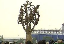 ''Древо скорби'' - памятник жертвам теракта на кладбище Беслана. Кадр НТВ