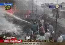 Медан. Пожар в жилом квартале в результате падения самолета. Кадр Euronews