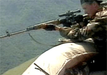 Снайпер федеральных сил в горах Чечни. Кадр РТР