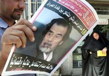 Ирак. Саддам Хусейн в свежих газетах. Фото АР