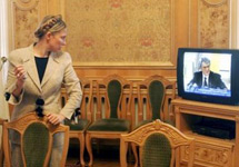 Юлия Тимошенко смотрит по телевизору выступление Ющенко. Фото АР