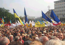 Украинская оппозиция перекрыла движение перед Верховной радой. Фото с сайта www.for-ua.com
