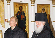 Владимир Путин и архиепископ Новгородский и Старорусский Лев в церкви. Фото пресс-службы президента