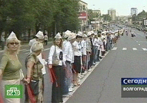 Волгоград. Живая цепочка  в память о жертвах терактов 11 сентября. Кадр НТВ