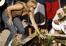 Ground Zero, 11.09.2005. Родственники погибших возлагают цветы. Фото АР