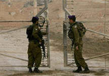 Солдаты ЦАХАЛа закрывают за собой ворота в сектор Газы. Фото АР
